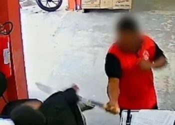 Vídeo: Assaltante quase tem braço decep4do após funcionários de loja reagirem com terçado