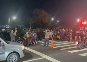 Acidente envolvendo carro e motocicletas deixa feridos em Manaus