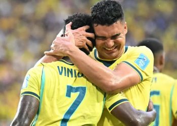Brasil evolui na Copa, acha time ideal e ganha força