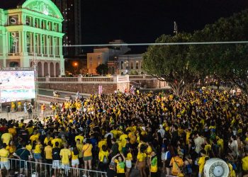 O Largo de São Sebastião já se prepara para receber uma multidão para torcer pelo Brasil, nesta quarta-feira, com várias atrações até o início do jogo