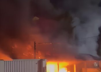 Incêndio de grandes proporções destrói residência