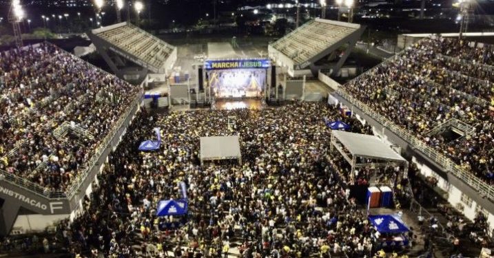 MARCHA PARA JESUS TRANSFORMA O SAMBÓDROMO EM PALCO DE FÉ