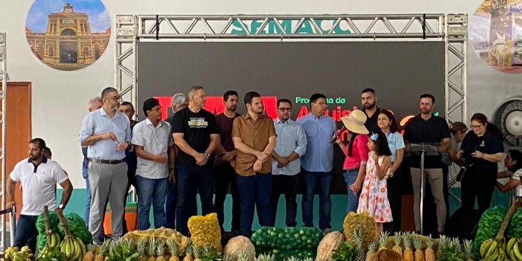 Renatinho Junior entrega alimentos