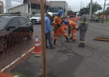 O trânsito caótico de Manaus continua mais embolado que linha de papagaio na área da construção do Complexo do Passarão, com muito carro e zero de fiscalização e orientação