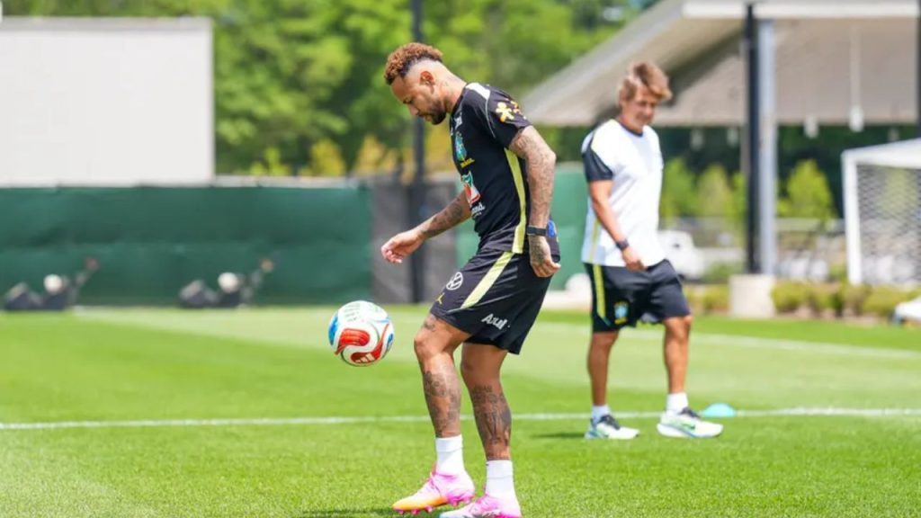 Neymar participa de treino intenso e aumenta expectativa por retorno à Seleção