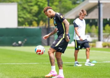 Neymar participa de treino intenso e aumenta expectativa por retorno à Seleção