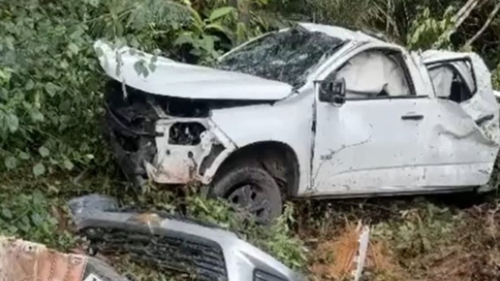 Vídeo: Picape sai da pista, invade mata e deixa três feridos na AM-010