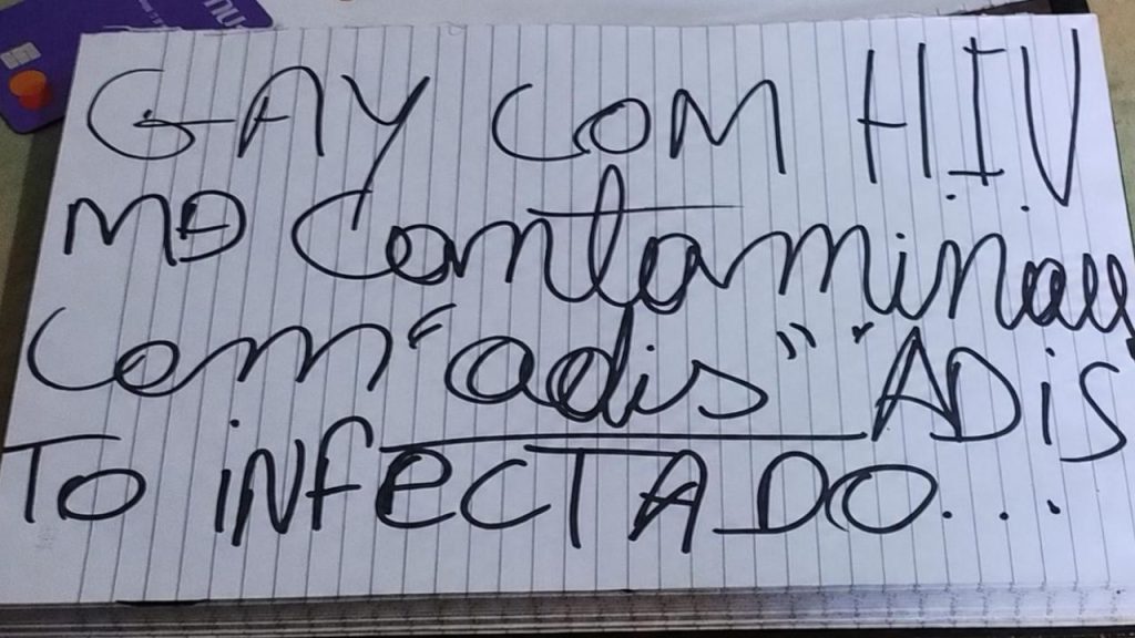 Em casa, homem é achado morto com bilhete em Manaus: "Gay com HIV me contaminou"