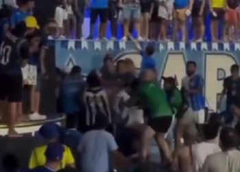 Torcedores do Caprichoso trocam socos durante festa do título em Parintins