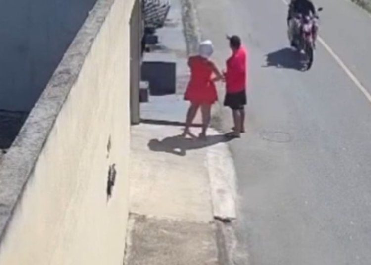 Usando a desculpa de pedir água, homem engana moradora e rouba o celular dela no Santa Etelvina; veja