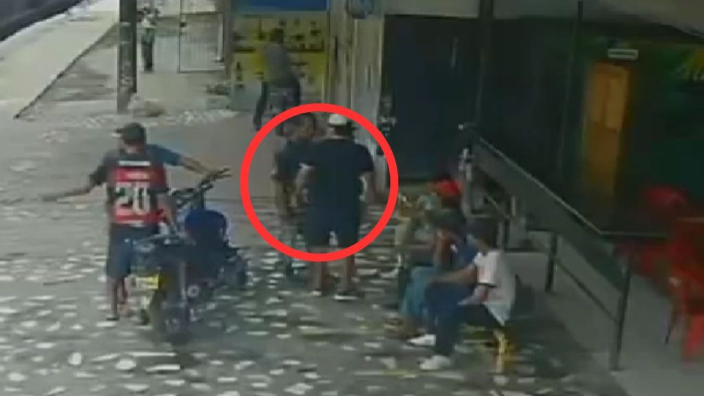 Vídeo mostra momento em que homem leva facada nas costas em Tabatinga