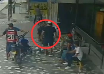 Vídeo mostra momento em que homem leva facada nas costas em Tabatinga