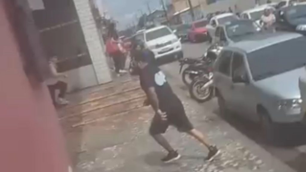 Após discussão no trânsito, tiroteio perto de escola termina com três pressas em Manaus