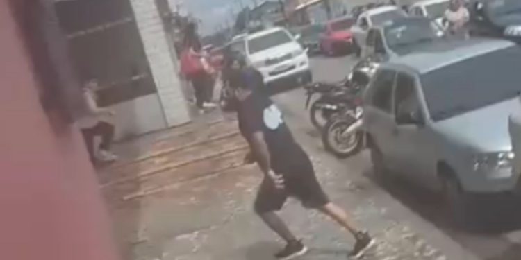 Após discussão no trânsito, tiroteio perto de escola termina com três pressas em Manaus