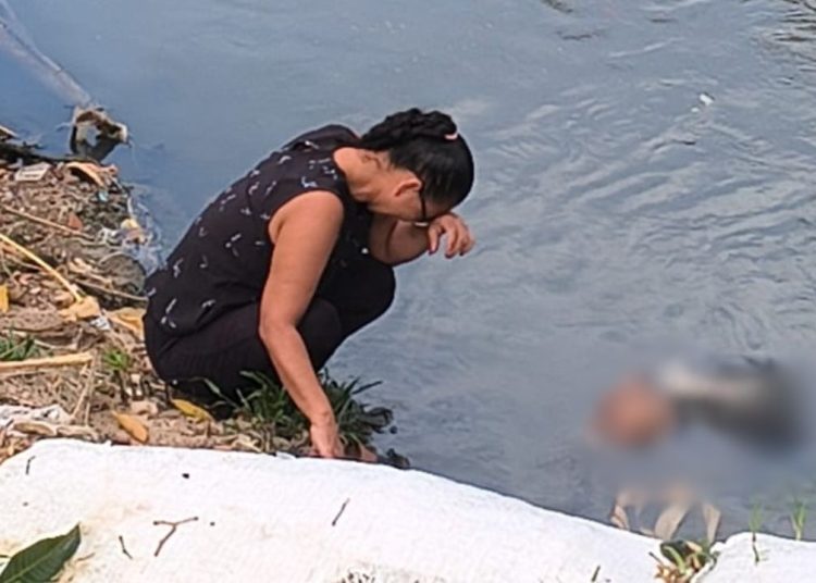 Mãe chora à beira de igarapé ao reconhecer filho morto na Compensa