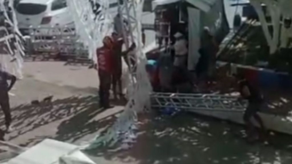 Vídeo: Instalando decoração da Copa, homem morre eletrocutado no Amazonas