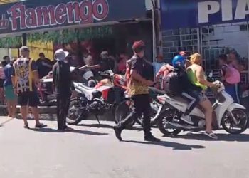 Mureta de concreto desaba sobre homem em parada de ônibus no Armando Mendes