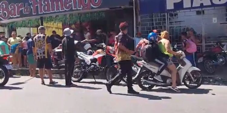 Mureta de concreto desaba sobre homem em parada de ônibus no Armando Mendes