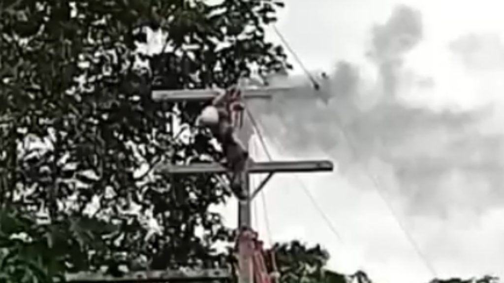 Durante o serviço, trabalhador sofre descarga elétrica em poste na BR-174
