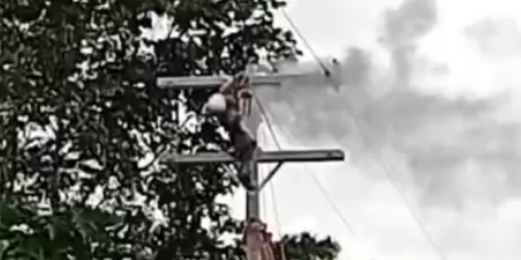 Durante o serviço, trabalhador sofre descarga elétrica em poste na BR-174