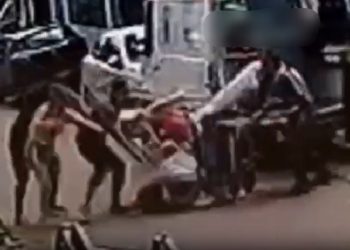 Vídeo: Ao entrar na ambulância do Samu, idoso de 82 anos despenca da maca em Manaus