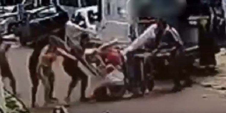 Vídeo: Ao entrar na ambulância do Samu, idoso de 82 anos despenca da maca em Manaus