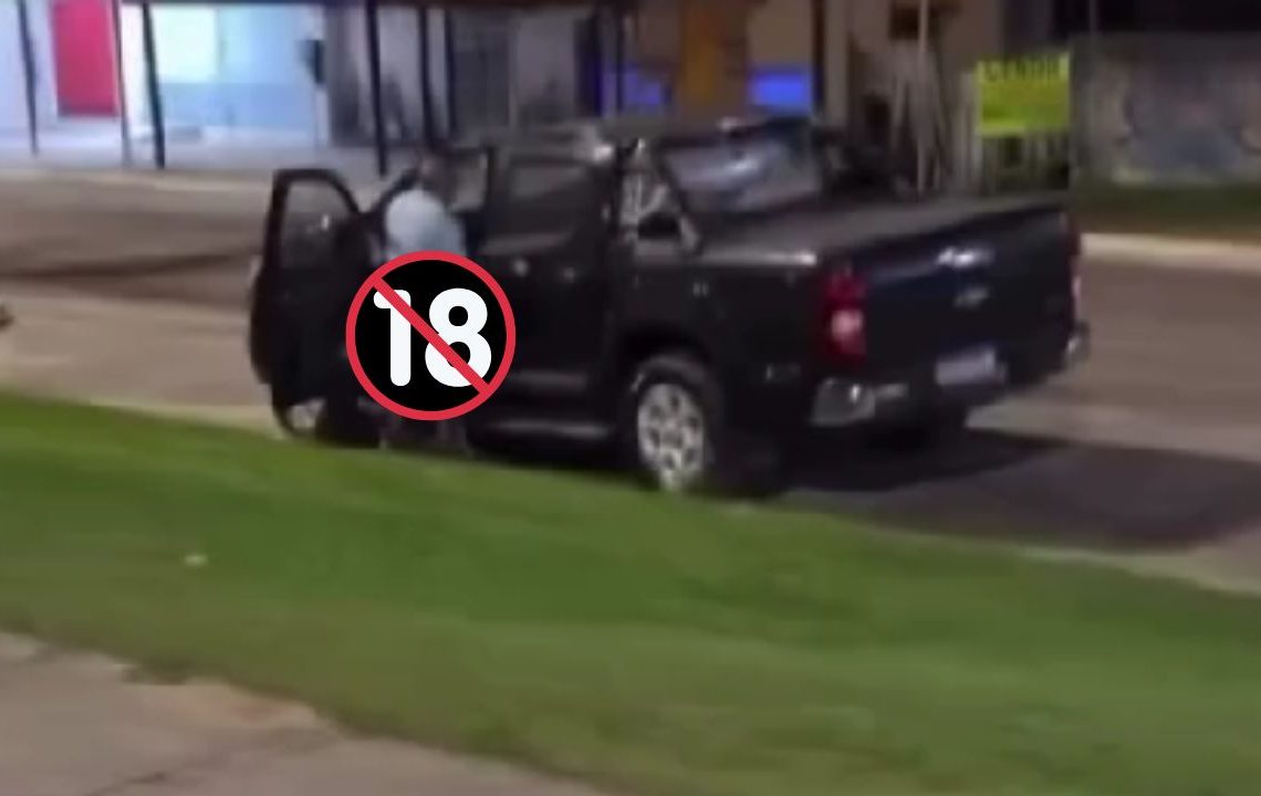Motorista sem vergonha é flagrado 'metend0 a vara' em rua de Manaus