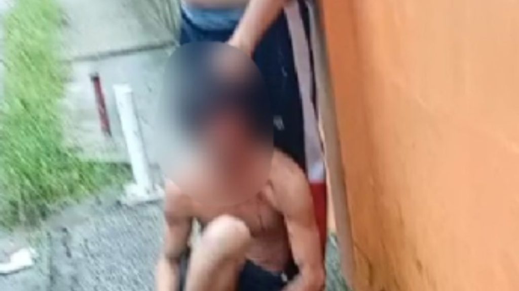 Veja: Após invadir casa, bandido leva 'pisa' de moradores no Rio Piorini