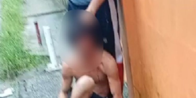 Veja: Após invadir casa, bandido leva 'pisa' de moradores no Rio Piorini
