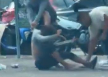 Vídeo mostra homem em situação de rua sendo espancado no Centro