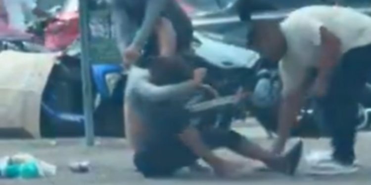 Vídeo mostra homem em situação de rua sendo espancado no Centro