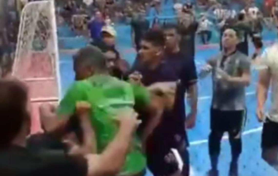 Vídeo: técnico invade quadra e agride árbitro com socos durante partida de futsal no AM