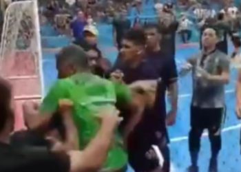 Vídeo: técnico invade quadra e agride árbitro com socos durante partida de futsal no AM