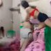 Tomada pelo ciúmes, mulher invade quarto e parte para cima da atual do ex no AM