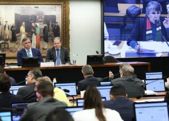 CCJ aprova PEC que reduz maioridade penal