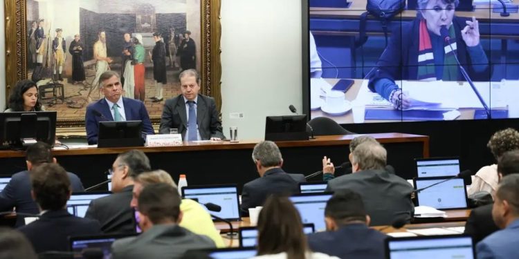 CCJ aprova PEC que reduz maioridade penal