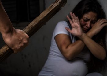 Grávida é espancada com pedaço de madeira