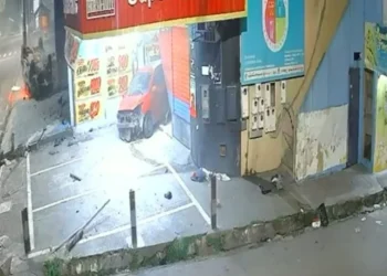 Viatura da Rocam atinge carro, deixa vítima fatal e quatro policiais feridos