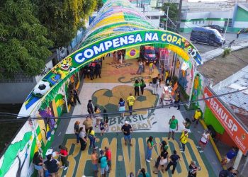 Compensa querida tem sua Rua da Copa decorada com materiais recicláveis