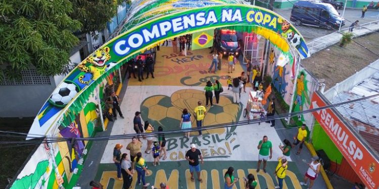 Compensa querida tem sua Rua da Copa decorada com materiais recicláveis