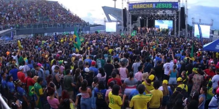 Marcha para Jesus transforma o Sambódromo em Catedral ao ar livre