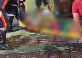 Esfaqueado e espancado, homem tenta fugir de ataque e cai em frente a comércio no São José