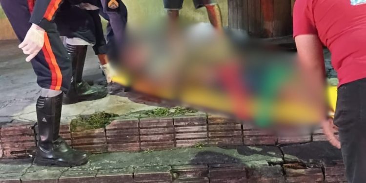 Esfaqueado e espancado, homem tenta fugir de ataque e cai em frente a comércio no São José