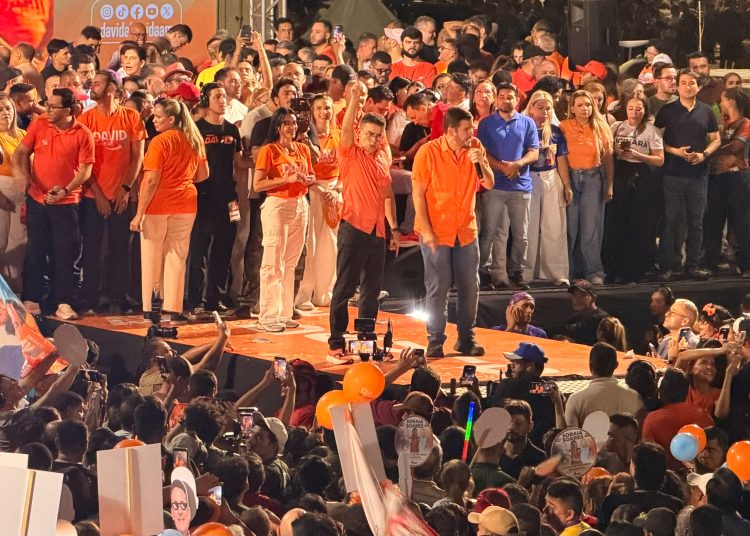 AVANTE PARA VITÓRIA – David mostra força e reúne multidão