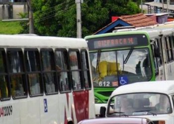 Justiça manda ônibus voltarem a circular e impõe multa de R$ 120 mil