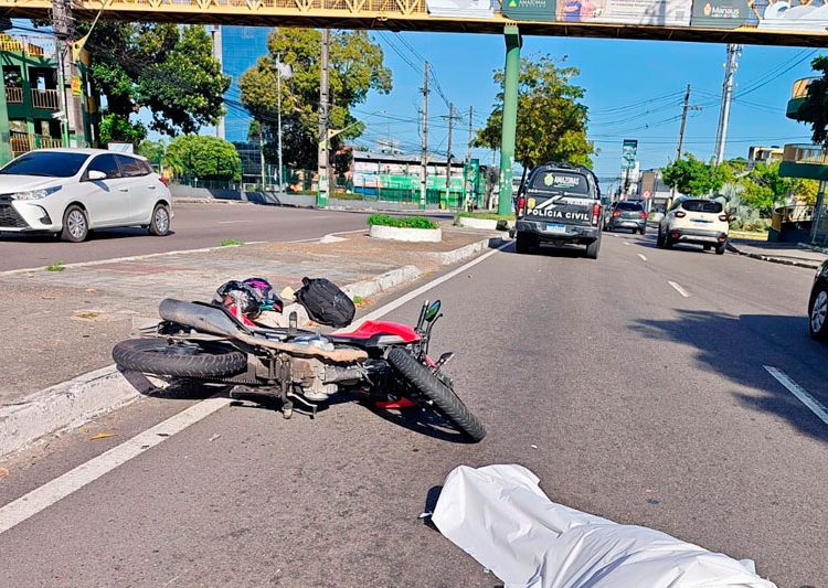 Atropelada e morta quase embaixo da passarela para pedestres