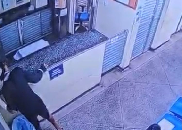 Vídeo: Durante atendimento, paciente aproveita distração e furta celular de UBS em Manaus