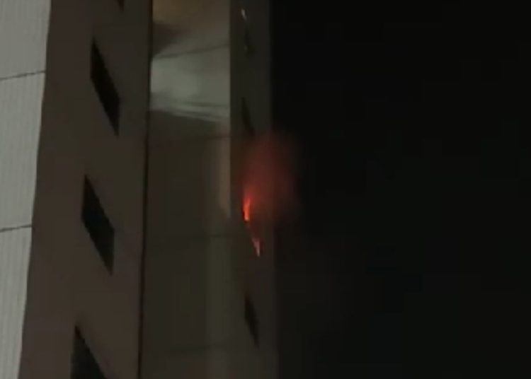Veja: Incêndio atinge apartamento de condomínio na Ponta Negra