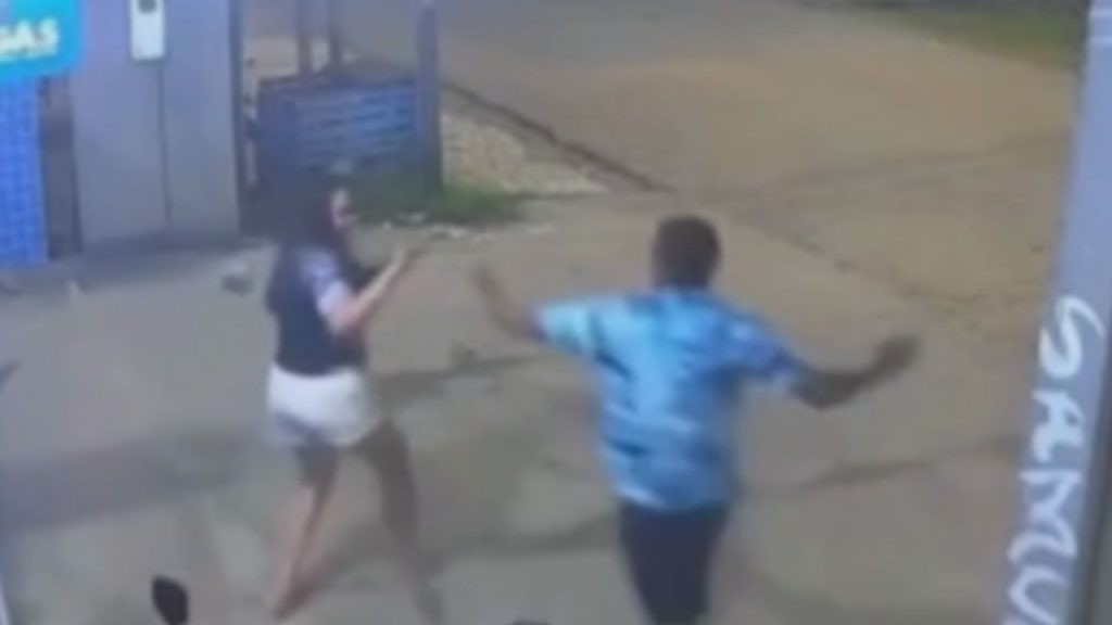 Vídeo mostra mulher sendo atropelada e agredida pelo ex no interior Amazonas