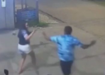 Vídeo mostra mulher sendo atropelada e agredida pelo ex no interior Amazonas